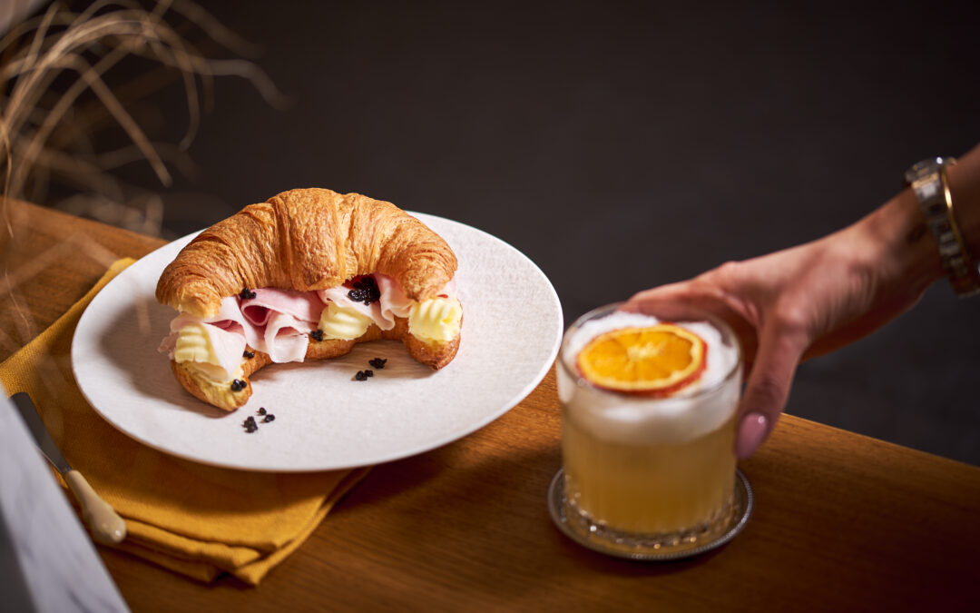 Croissant salato con burro francese, prosciutto cotto Regio e caviale pregiato