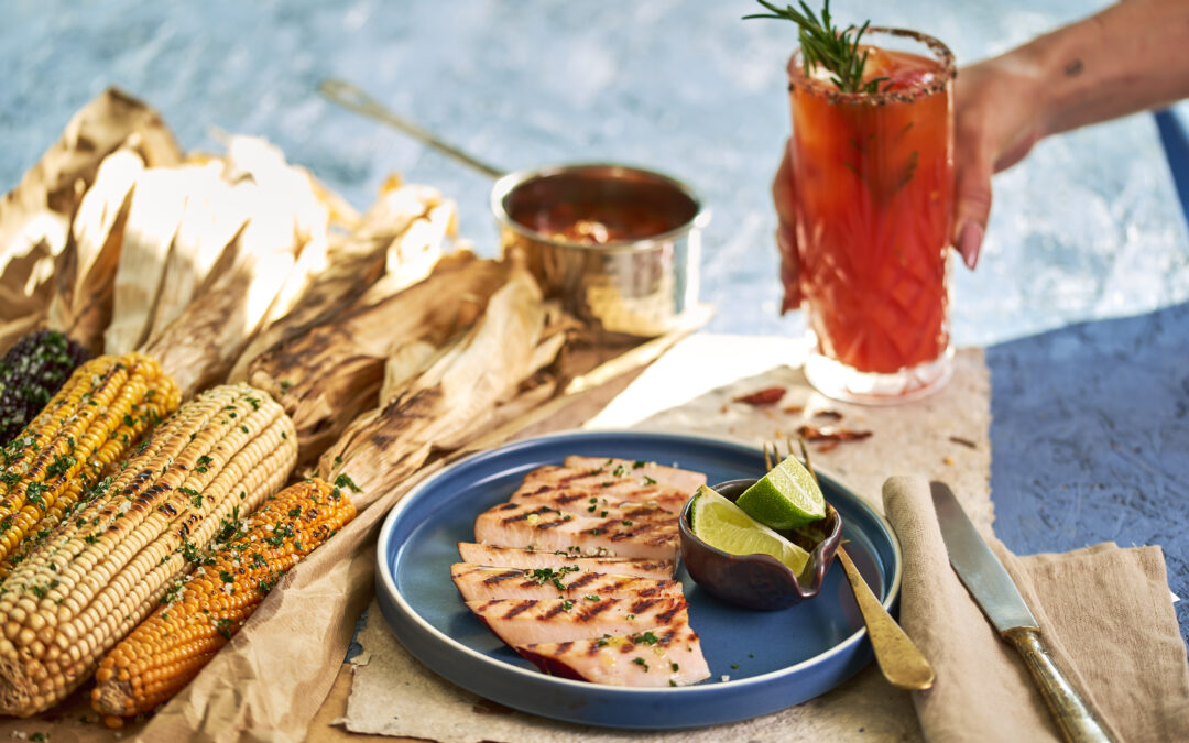 Adone alla griglia con pannocchie e salsa fresca al lime